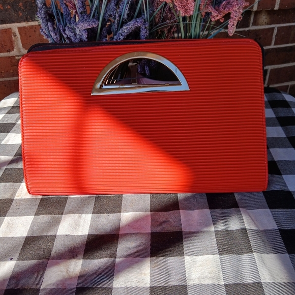 Elegant Red Clutch Bag Perfect For Wedding Season. Medium/lG Gold Details - Picture 1 of 3
